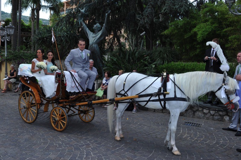 Italian wedding destination bride in horse drawn carriage in Sorrento, Italy| Planner: Venice Events | via https://emmalinebride.com/real-weddings/italian-weddings-destination/