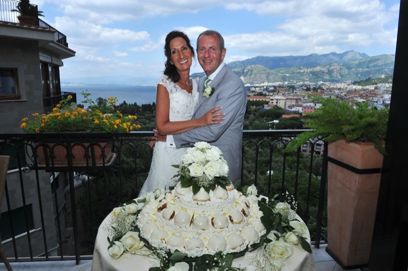 bride and groom wedding cake in Italy | Planner: Venice Events | via https://emmalinebride.com/real-weddings/italian-weddings-destination/