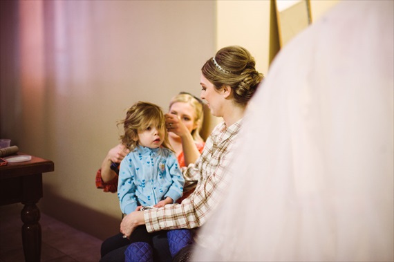 Duluth winter wedding - LaCoursiere Photography - bride getting ready with daughter