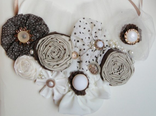 statement necklace rosettes