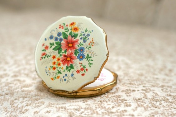 vintage compact for bridesmaids