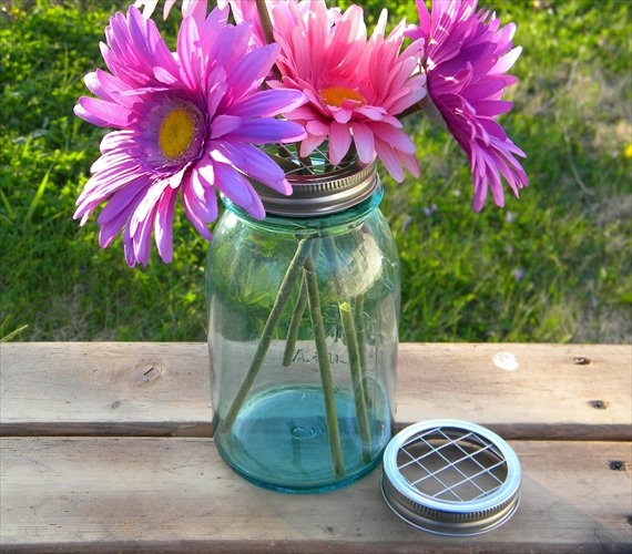 how to arrange flowers in a mason jar