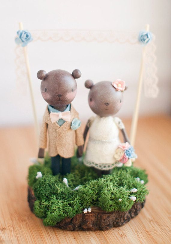 Super cute wood bear cake topper by The Roomba | via Wood Themed Wedding Ideas: https://emmalinebride.com/themes/wood-themed-wedding-ideas/