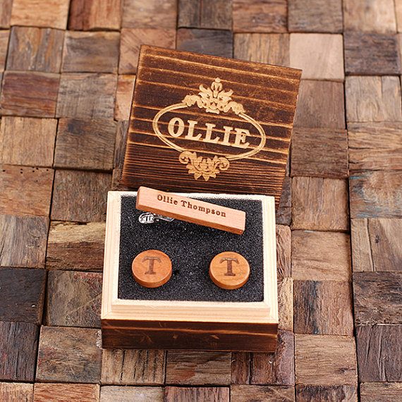 Wood cuff links, tie clip, and personalized keepsake gift box by Teals Prairie | via Wood Themed Wedding Ideas: https://emmalinebride.com/themes/wood-themed-wedding-ideas/