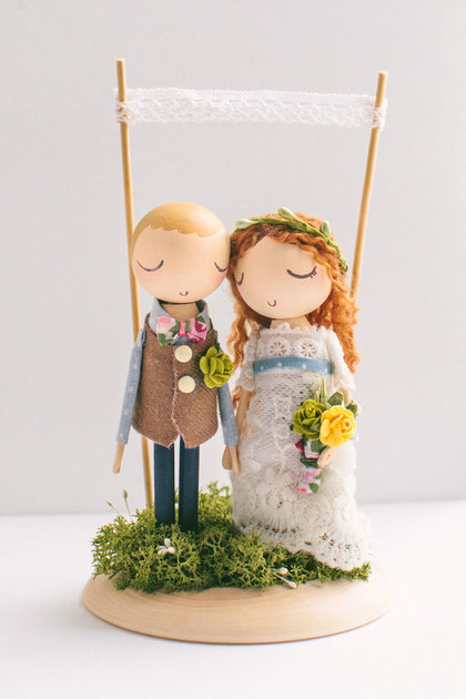 Wooden cake topper figurine by The Roomba | via Wood Themed Wedding Ideas: https://emmalinebride.com/themes/wood-themed-wedding-ideas/