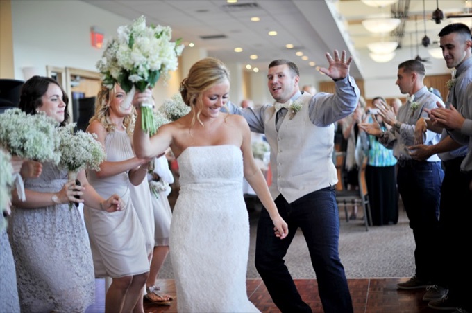 Rustic Chic Wedding in the Massachusetts | https://emmalinebride.com/real-weddings/rustic-chic-wedding/ | photo: Laura Wagner Photography