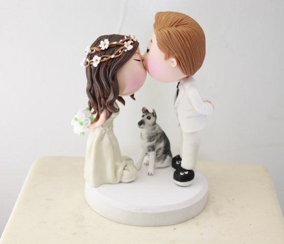 couple figurine with hair wreath | figurine cake toppers that look like you | by artifice producciones | https://emmalinebride.com/reception/figurine-cake-toppers/