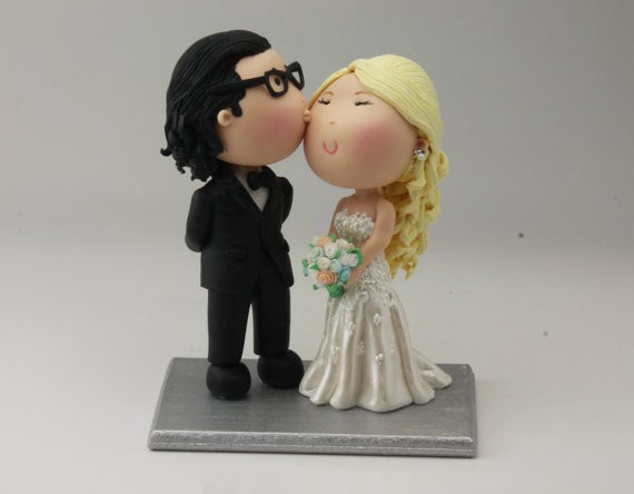 couple kissing cake topper blonde hair | figurine cake toppers that look like you | by artifice producciones | https://emmalinebride.com/reception/figurine-cake-toppers/