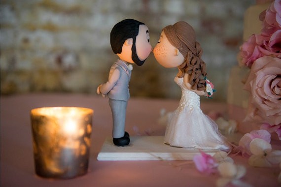cute cake topper bride with freckles | figurine cake toppers that look like you | by artifice producciones | https://emmalinebride.com/reception/figurine-cake-toppers/