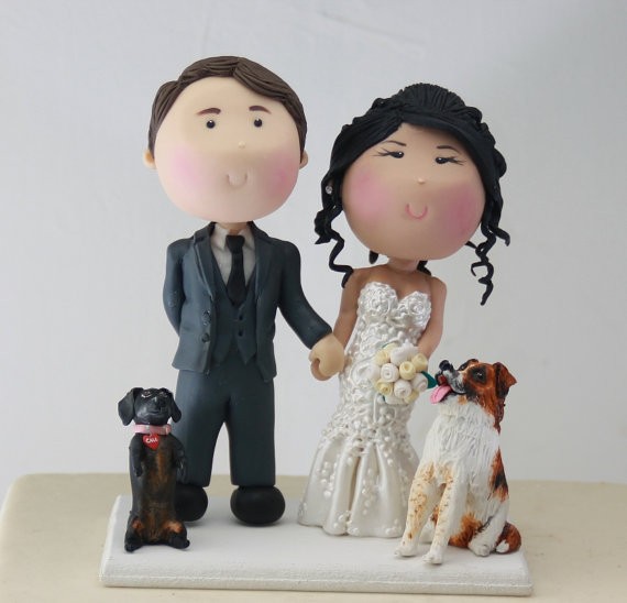 smiling cake topper with dogs | figurine cake toppers that look like you | by artifice producciones | https://emmalinebride.com/reception/figurine-cake-toppers/