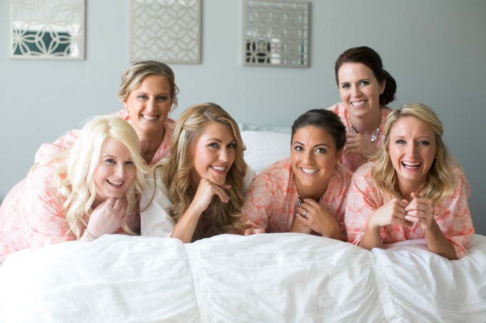 bridesmaid robe for getting ready | by modern kimono | photo: carly fuller | https://emmalinebride.com/2016-giveaway/robe-for-getting-ready/