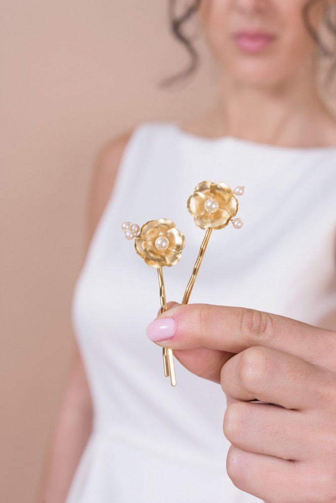 gold bobby pins by Bridal Ambiance | bridal veil alternative via https://emmalinebride.com/bride/bridal-veil-alternatives/ ‎
 | any hairstyle