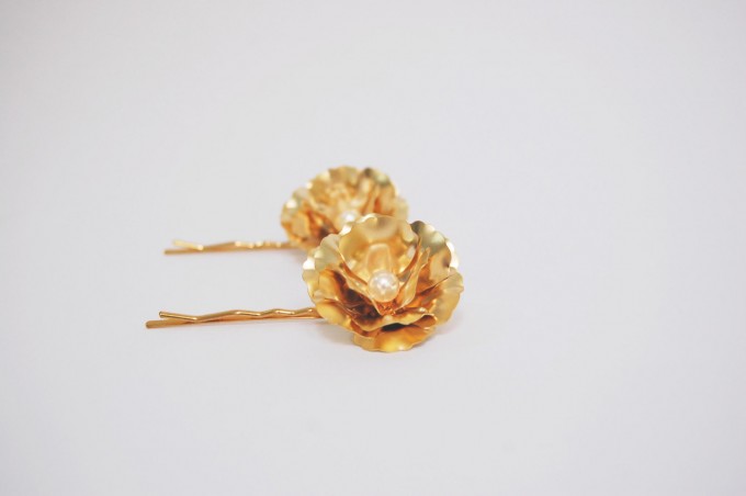 gold flower bobby pins by Bridal Ambiance | bridal veil alternative via https://emmalinebride.com/bride/bridal-veil-alternatives/ ‎
 | any hairstyle