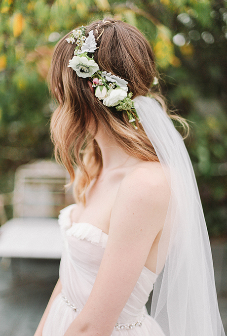 hair crown with veil | photo: feather & twine photography | wedding hair crown tips via https://emmalinebride.com/bride/tips-wedding-hair-crown/