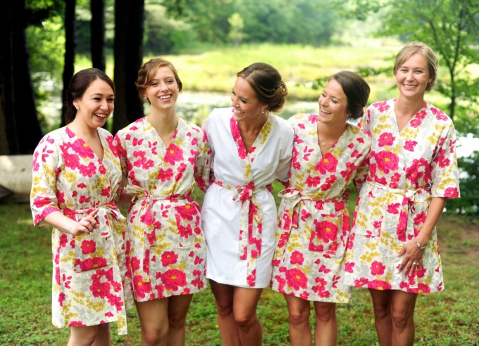 bridesmaid robe for getting ready | by modern kimono | photo: justine johnson photography | https://emmalinebride.com/2016-giveaway/robe-for-getting-ready/