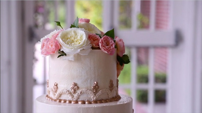 wedding cake pink flowers kohl mansion | A Luxurious Wedding at the Kohl Mansion (California Weddings) | http://www.emmalinebride.com/real-weddings/a-luxurious-wedding-at-the-kohl-mansion-real-wedding-video/ | Film (Wedding Video): Baby Blue Film