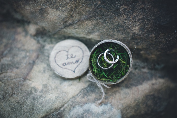 Plan Destination Elopement Weddings in Colorado or Kentucky | Angelyn + Justin's Red River Gorge Wedding in Kentucky (Intimate small wedding) | http://www.emmalinebride.com/real-weddings/plan-a-breathtaking-destination-elopement-in-kentucky-colorado-mountains/ | photo: My Tiny Wedding/Two Colorado - Kentucky and Colorado Wedding Photographer, Venue, Officiate wedding package