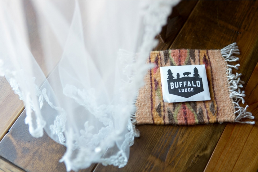 buffalo lodge wedding A Kansas City Wedding at the Buffalo Lodge (Rustic Weddings)| Kansas City Buffalo Lodge Weddings| http://www.emmalinebride.com/real-weddings/a-kansas-city-wedding-at-the-buffalo-lodge-rustic-weddings/| Photo: Jana Marie Photography