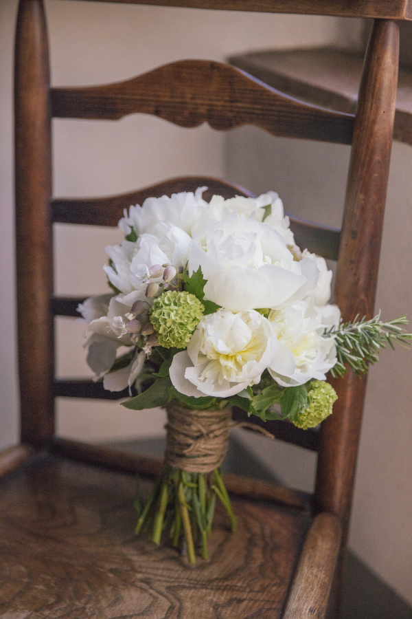 burlap twine | photo: inlighten | wedding bouquet wraps: https://emmalinebride.com/bouquets/wedding-bouquet-wraps/