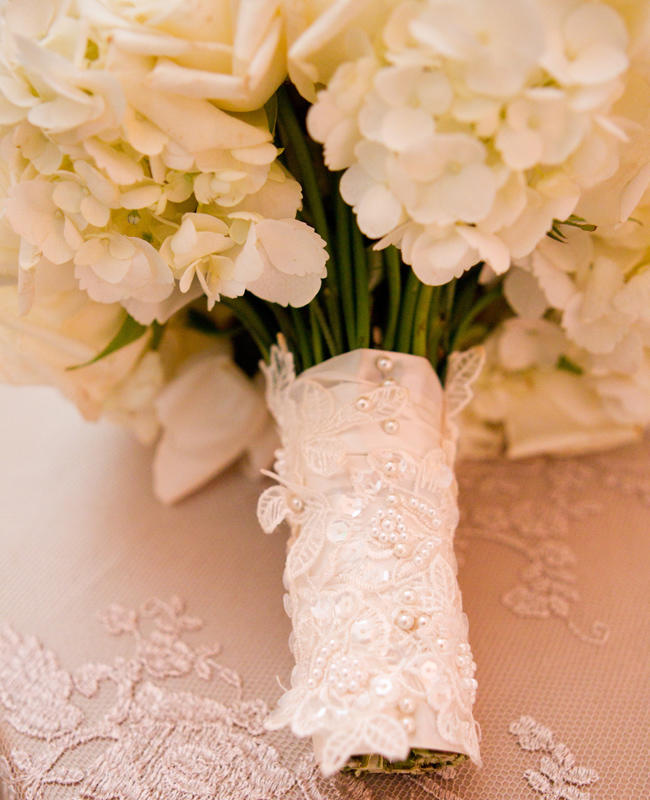 lace bouquet wrap | photo: thisbe grace photography | wedding bouquet wraps: https://emmalinebride.com/bouquets/wedding-bouquet-wraps/