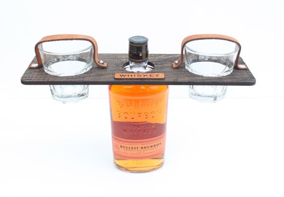 groomsmen whiskey carrier with glasses | by hostandtoaststudio | https://emmalinebride.com/gifts/groomsmen-gift-whiskey/
