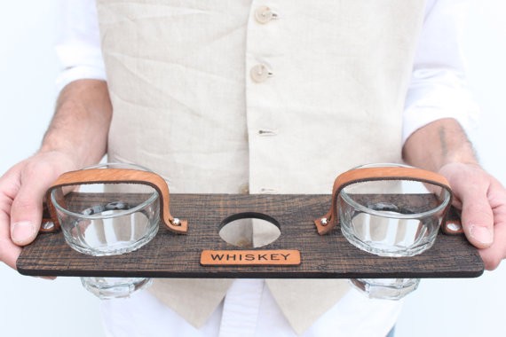 groomsmen whiskey carrier with glasses | by hostandtoaststudio | https://emmalinebride.com/gifts/groomsmen-gift-whiskey/