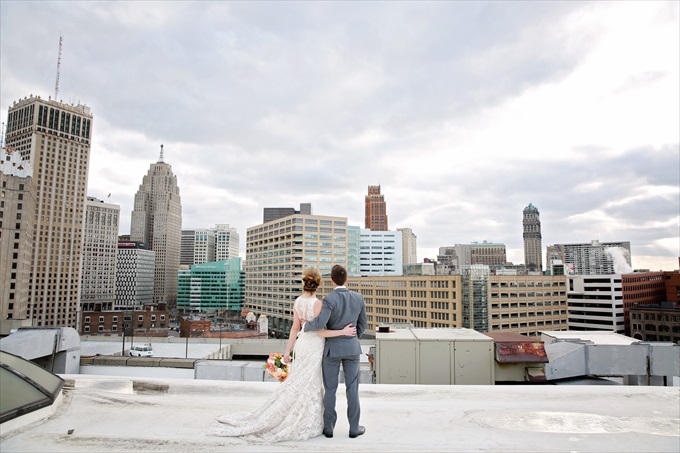 bride_groom_rooftop_detroit_wedding_skyline