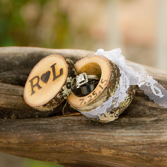 mini log ring box | 41 Beautiful Rustic Ring Pillows Etsy | https://emmalinebride.com/rustic/ring-pillows-etsy-weddings/