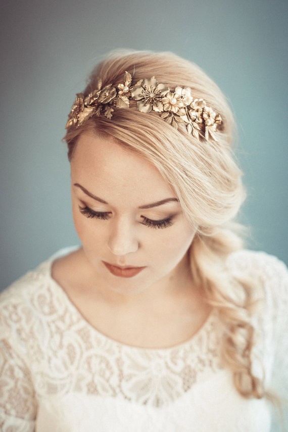 headband | 50+ Best Bridal Hairstyles Without Veil | https://emmalinebride.com/bride/best-bridal-hairstyles