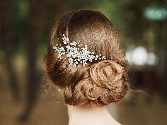 bridal hair comb | 50+ Best Bridal Hairstyles Without Veil | https://emmalinebride.com/bride/best-bridal-hairstyles