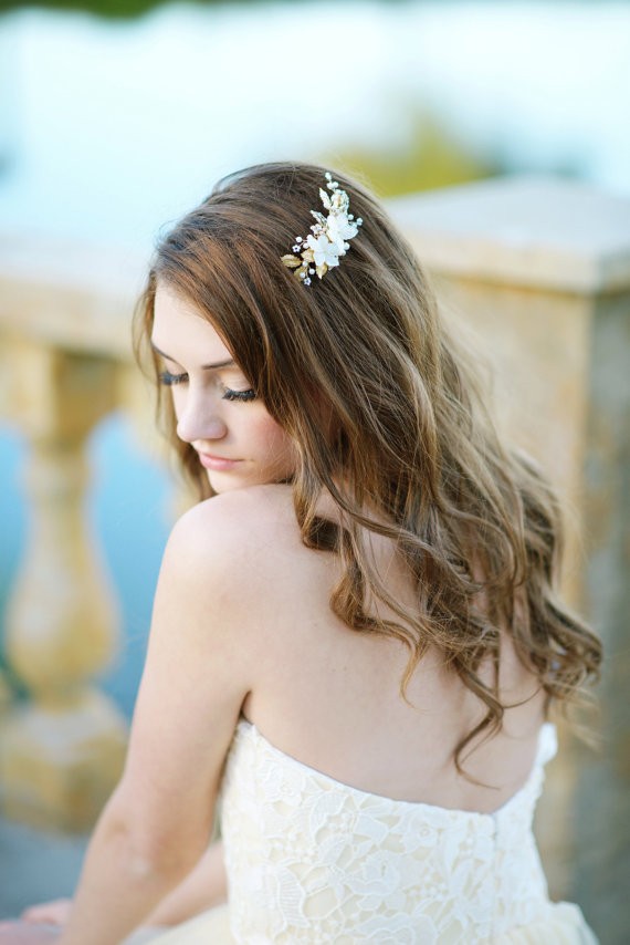bride with hair down and pearl hair accessory | 50+ Best Bridal Hairstyles Without Veil | https://emmalinebride.com/bride/best-bridal-hairstyles