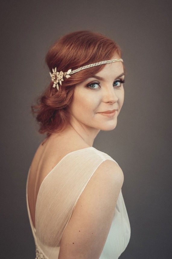 gatsby inspired headband | 50+ Best Bridal Hairstyles Without Veil | https://emmalinebride.com/bride/best-bridal-hairstyles