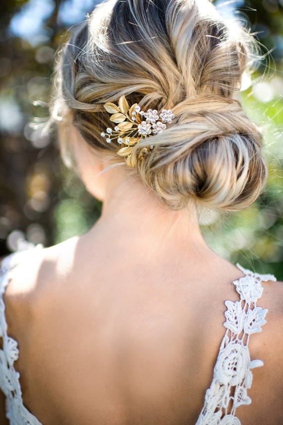 gorgeous hair comb | 50+ Best Bridal Hairstyles Without Veil | https://emmalinebride.com/bride/best-bridal-hairstyles