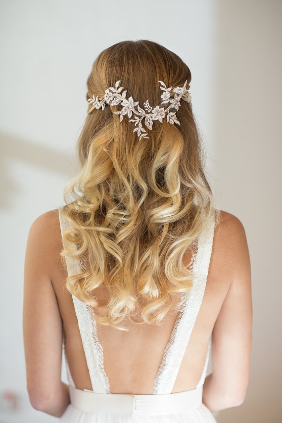 hair down curly with wedding accessory | 50+ Best Bridal Hairstyles Without Veil | https://emmalinebride.com/bride/best-bridal-hairstyles