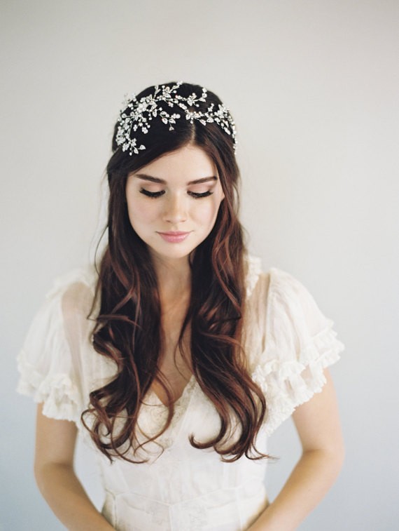 hair down with bridal headband | 50+ Best Bridal Hairstyles Without Veil | https://emmalinebride.com/bride/best-bridal-hairstyles