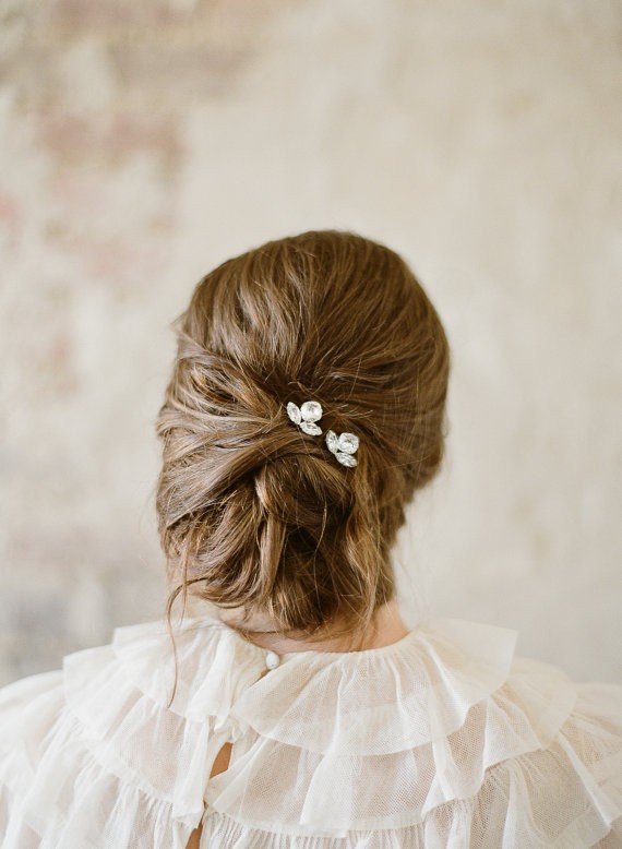 hair with small hair pins | 50+ Best Bridal Hairstyles Without Veil | https://emmalinebride.com/bride/best-bridal-hairstyles