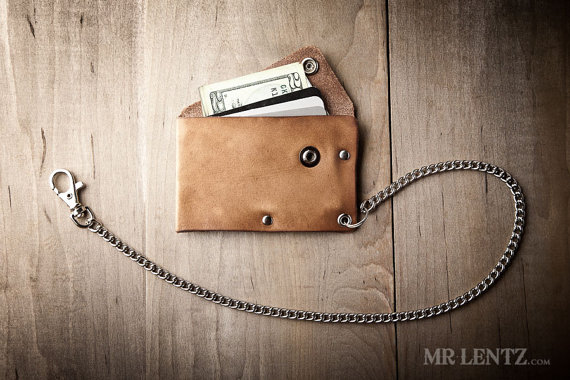 leather chain wallet | via 40+ Best Leather Groomsmen Gifts for Weddings | https://emmalinebride.com/gifts/leather-groomsmen-gifts/