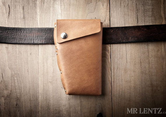leather iphone holster | via 40+ Best Leather Groomsmen Gifts for Weddings | https://emmalinebride.com/gifts/leather-groomsmen-gifts/