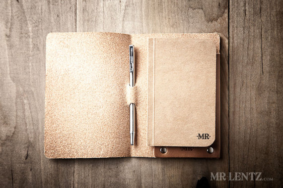 leather notebook cover and pen | via 40+ Best Leather Groomsmen Gifts for Weddings | https://emmalinebride.com/gifts/leather-groomsmen-gifts/