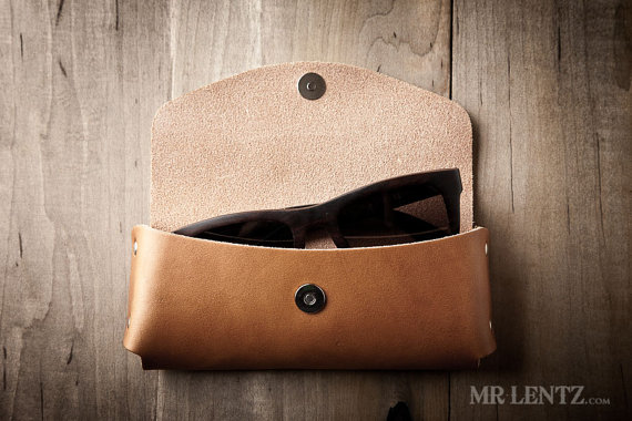 leather sunglasses case for groomsmen | via 40+ Best Leather Groomsmen Gifts for Weddings | https://emmalinebride.com/gifts/leather-groomsmen-gifts/