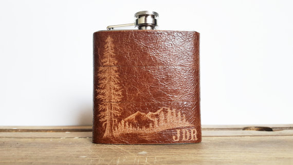 mountain leather flask by hord | via 40+ Best Leather Groomsmen Gifts for Weddings | https://emmalinebride.com/gifts/leather-groomsmen-gifts/