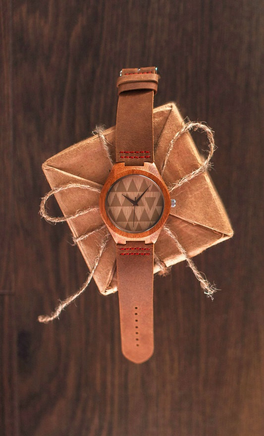 wood watch with leather band by WOODEER | via 40+ Best Leather Groomsmen Gifts for Weddings | https://emmalinebride.com/gifts/leather-groomsmen-gifts/