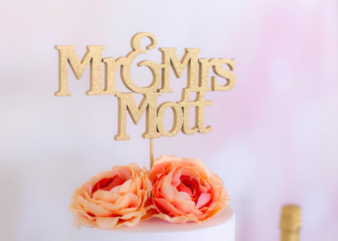 custom name mr and mrs cake topper | win a free cake topper https://emmalinebride.com/2016-giveaway/free-cake-topper/