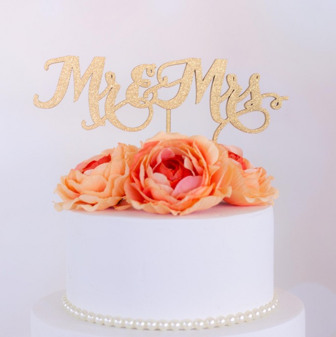 mr and mrs wedding cake topper | win a free cake topper https://emmalinebride.com/2016-giveaway/free-cake-topper/