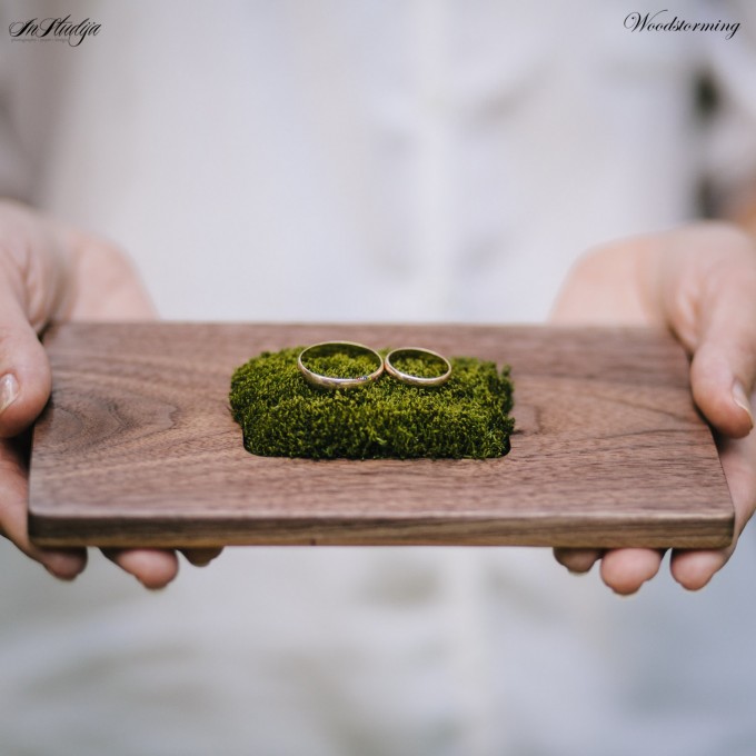 This beautiful wood ring pillow with moss holder is ideal for rustic or woodland weddings. By Woodstorming. Via Emmaline Bride. Link: https://emmalinebride.com/wedding/wood-ring-pillow-moss/