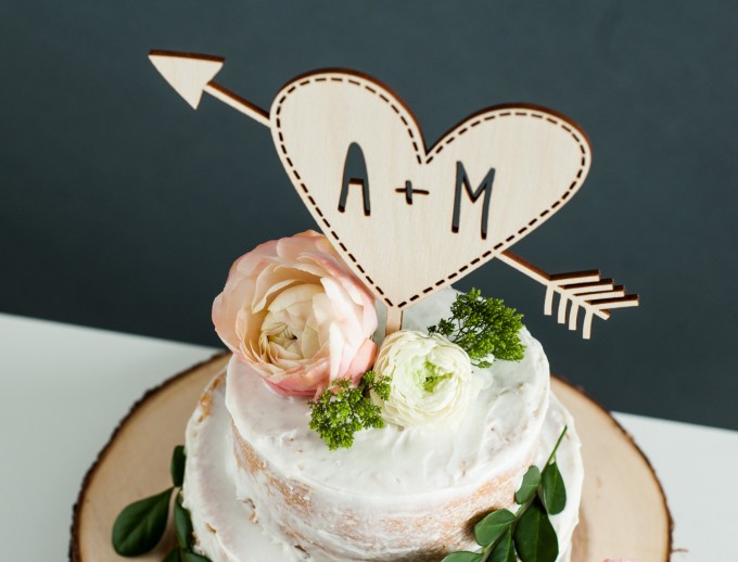 heart and initials cake topper | https://emmalinebride.com/wedding/heart-and-initials-cake-topper/