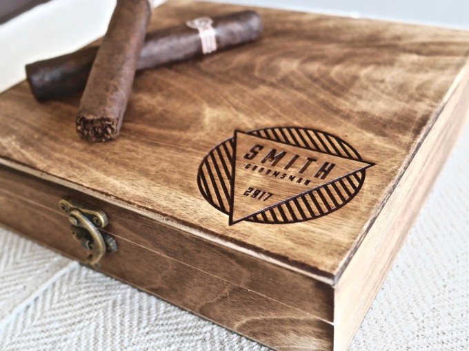 I love these engraved custom cigar boxes for groomsmen gifts! by Swanky Badger. | https://emmalinebride.com/wedding/cigar-boxes-groomsmen/