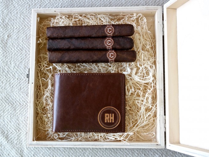 I love these engraved custom cigar boxes for groomsmen gifts! by Swanky Badger Design. | https://emmalinebride.com/wedding/cigar-boxes-groomsmen/