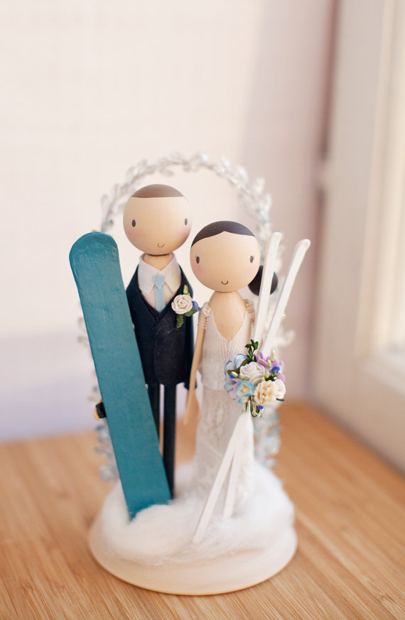 skiing cake topper |  via couple cake toppers for weddings https://emmalinebride.com/wedding/couple-cake-toppers/ ‎
