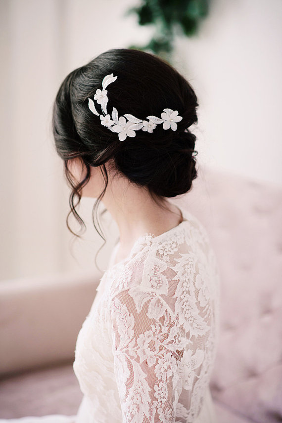 This floral hair comb by Tessa Kim features off-white acrylic leaves and fabric flowers.